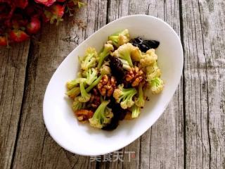 核桃仁炒菜花的做法