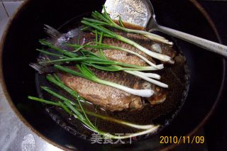 《葱烤鲫鱼焖肉蓉》的做法步骤：10