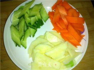 清炒蔬菜五宝的做法步骤：2