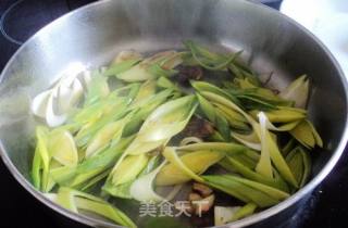 排骨冬菇焖红萝卜的做法步骤：2