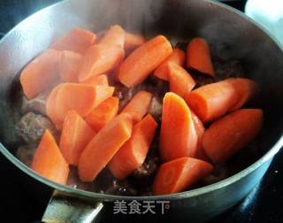 排骨冬菇焖红萝卜的做法步骤：2