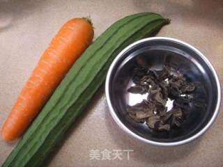 云耳炒丝瓜的做法步骤：2