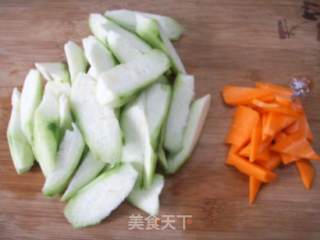 云耳炒丝瓜的做法步骤：2