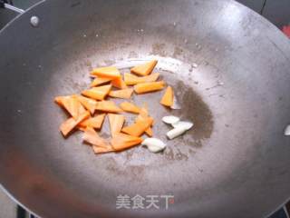 云耳炒丝瓜的做法步骤：2