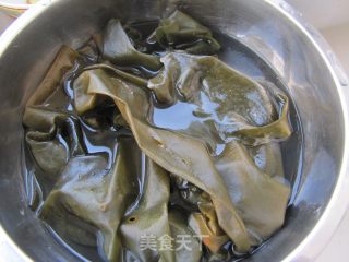 海带豆干炖烤鸭的做法步骤：2