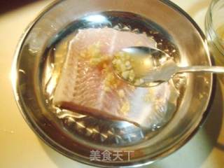 开胃前菜“生煎黑椒鱼柳”的做法步骤：2