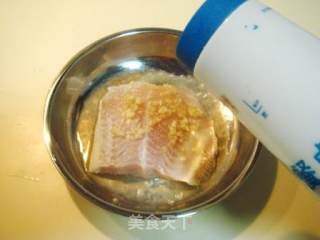 开胃前菜“生煎黑椒鱼柳”的做法步骤：2