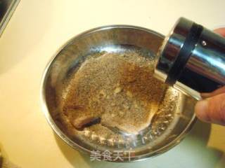 开胃前菜“生煎黑椒鱼柳”的做法步骤：2