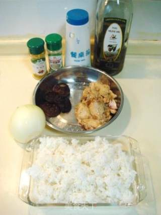 一款意大利饭食“香菇鸡肉炒饭”的做法步骤：4