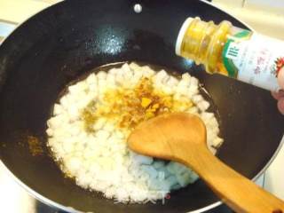 一款意大利饭食“香菇鸡肉炒饭”的做法步骤：4