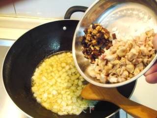 一款意大利饭食“香菇鸡肉炒饭”的做法步骤：4