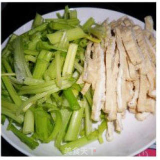芹菜炒肉丝的做法步骤：3