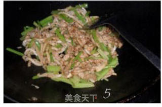 芹菜炒肉丝的做法步骤：3