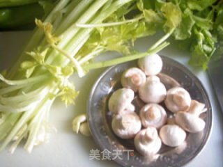 芹菜炒口蘑的做法步骤：4