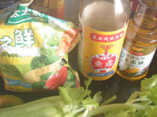 芹菜炒口蘑的做法步骤：4