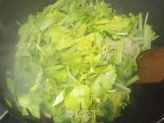 芹菜炒口蘑的做法步骤：4