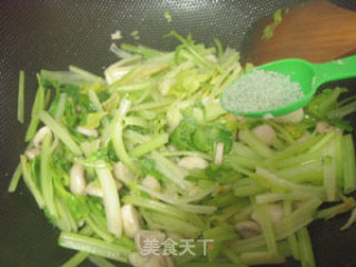 芹菜炒口蘑的做法步骤：4
