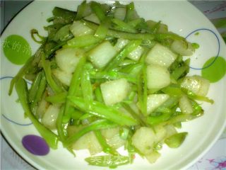 女性保健菜-扁豆丝烧山丁的做法步骤：2
