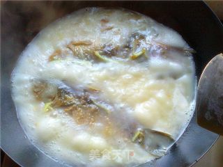 养颜健脑益智-鲫鱼蘑菇汤的做法步骤：2