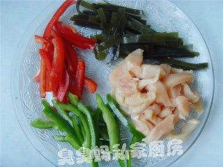 海带烩鸡柳的做法步骤：3