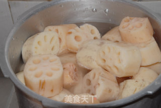 莲藕猪骨汤的做法步骤：2