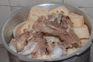 莲藕猪骨汤的做法步骤：2