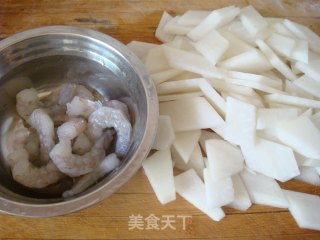 白萝卜烩虾仁的做法步骤：2