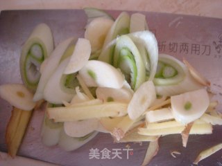 白萝卜烩虾仁的做法步骤：2