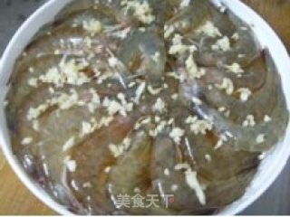 清蒸蒜茸开背虾的做法步骤：2