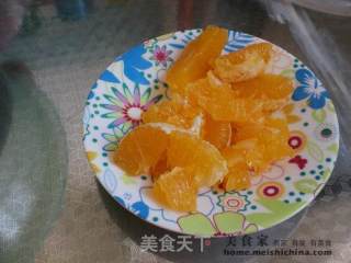 蜜糖果粒鲜桔汁的做法步骤：2