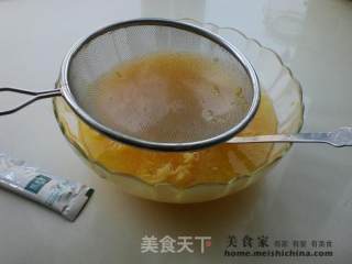 蜜糖果粒鲜桔汁的做法步骤：2