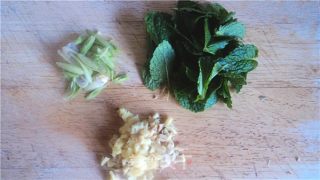 香茅柠汁三文鱼的做法步骤：2
