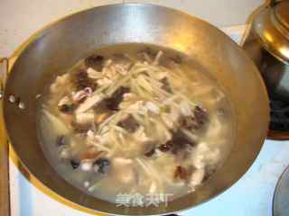 鸡汁海鲜汤面的做法步骤：3