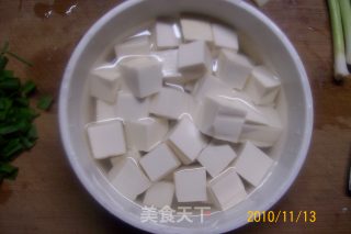 【小渔夫私房菜】---《鲜虾大蒜烧豆腐》的做法步骤：2