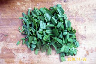 【小渔夫私房菜】---《鲜虾大蒜烧豆腐》的做法步骤：2