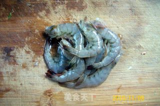 【小渔夫私房菜】---《鲜虾大蒜烧豆腐》的做法步骤：2