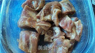 甜酸菠萝猪颈肉的做法步骤：2