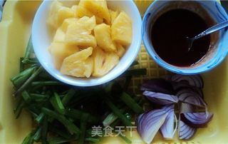 甜酸菠萝猪颈肉的做法步骤：2