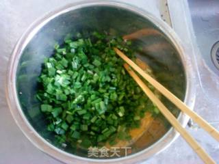 韭菜虾皮炒鸡蛋的做法步骤：2