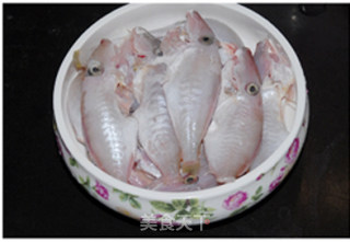 清煮剥皮鱼的做法步骤：2