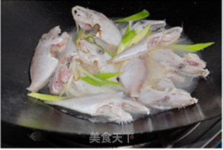 清煮剥皮鱼的做法步骤：2