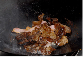 热狗木耳炒油菜的做法步骤：2