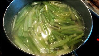 黑木耳炒芹菜肉丝的做法步骤：2