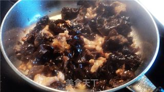 黑木耳炒芹菜肉丝的做法步骤：2