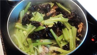 黑木耳炒芹菜肉丝的做法步骤：2
