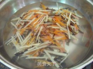 酸笋三鲜汤的做法步骤：3