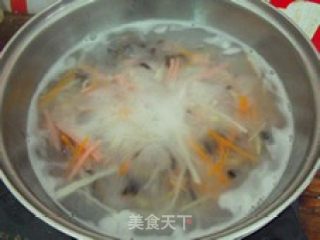 酸笋三鲜汤的做法步骤：3