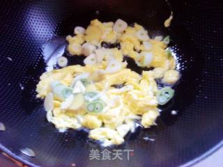 鸡蛋炝锅疙瘩汤的做法步骤：2