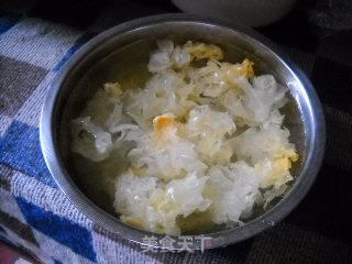 冰糖银耳鸽蛋羹的做法步骤：2