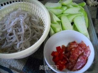 香肚丝瓜炒薯粉的做法步骤：2